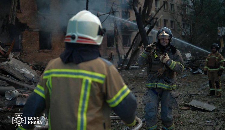 Триває ліквідація наслідків масованої атаки РФ у Києві: пошкоджено понад 40 локацій. ВІДЕО+ФОТОрепортаж
