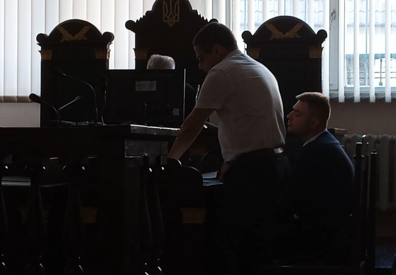 В СІЗО без жодних пояснень. Як правоохоронці та судді розслідують справи проти волонтерів 04