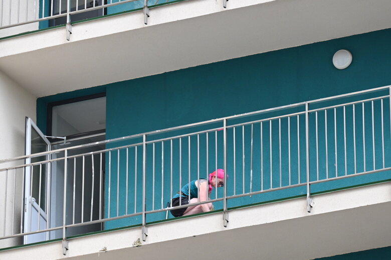 Последствия падения обломков вражеской ракеты на многоэтажку в Соломенском районе Киева 39