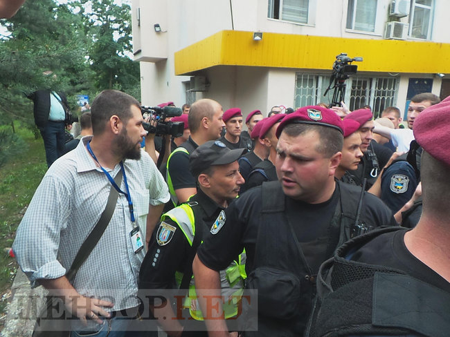 Активісти C14 побилися із журналістом Громадського Бурдигою під будівлею Голосіївського суду 06