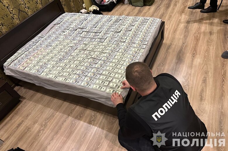 Голова маріупольської МСЕК на Хмельниччині отримала підозру за хабар
