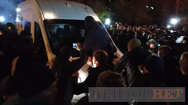 Под Шевченковским судом - столкновения с полицией 25