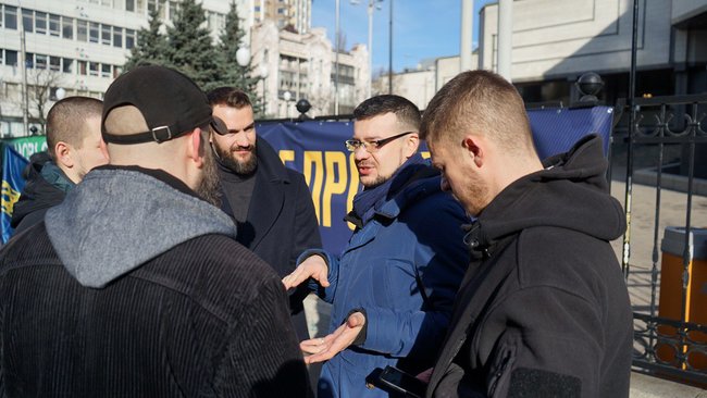 Нові обличчя закінчилися, будуть призначати регіоналів, - Нацкорпус протестує через скасування закону про люстрацію 02