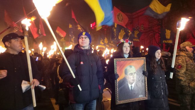 Факельное шествие в честь дня рождения Степана Бандеры прошло в Киеве 09