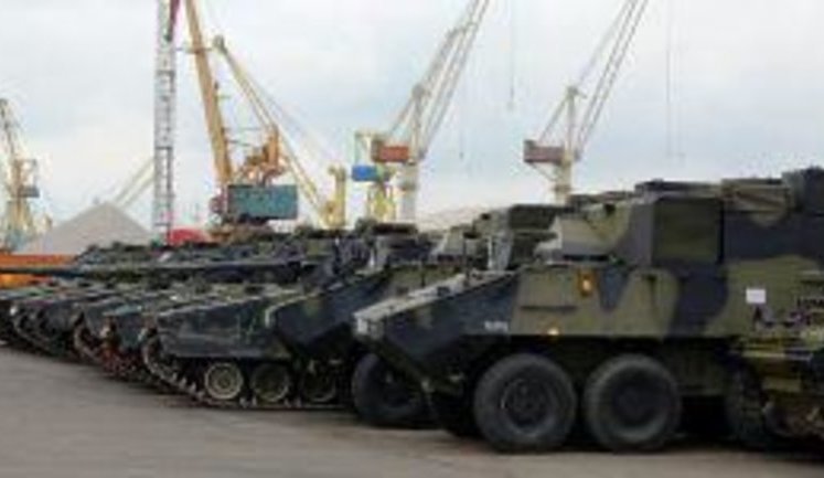 Hundreds of NATO Tanks and Armored Vehicles Deployed to Russia's Borders for Military Exercises. VIDEO