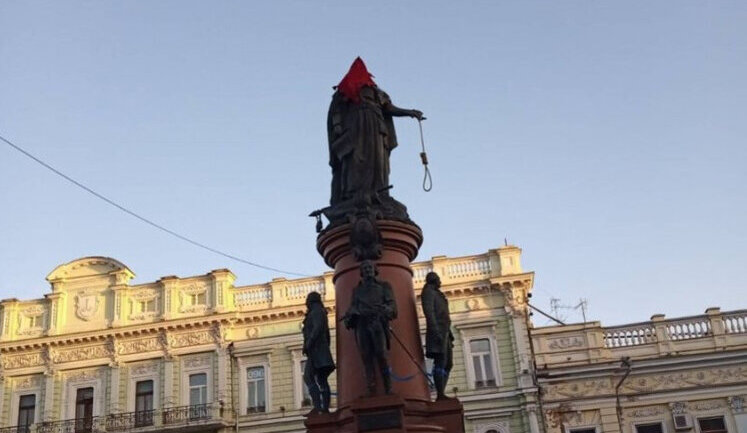 На памятник Екатерине II в Одессе надели колпак палача, в руки дали петлю. ВИДЕО+ФОТО
