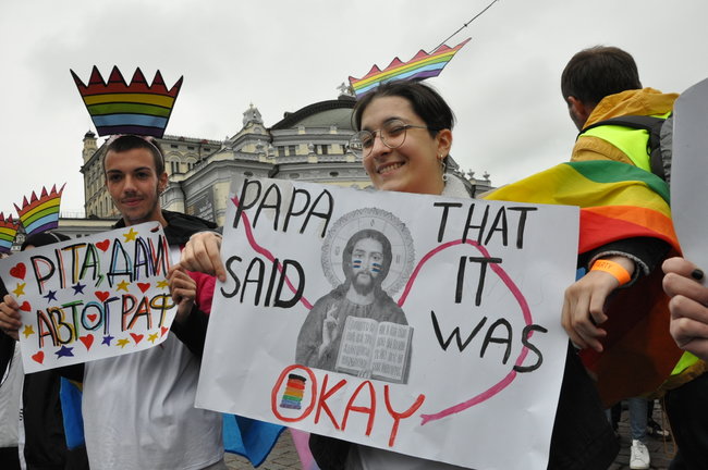Руху ЛГБТ-маршу намагалася перешкодити жінка, яка лягла на асфальт і кричала про перетворення хлопчиків на геїв 80