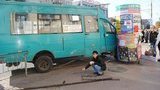 В центре Луганска маршрутка въехала в остановку с людьми. ФОТОрепортаж