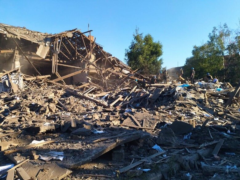 Внаслідок обстрілу Торецька зруйновано двоповерхівку. 6 людей загинули, - ДСНС 03