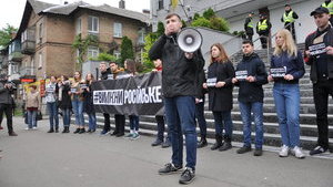 "Вимкни російське", - активісти пікетували "Інтер" з вимогою припинити транслювати російську пропаганду. ВІДЕО+ФОТОрепортаж