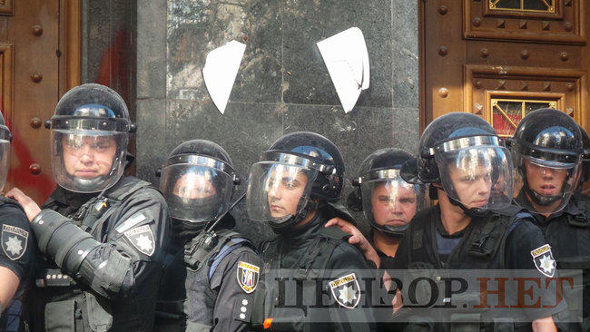 Під час мітингу під ГПУ проти екстрадиції в РФ Тумгоєва сталися сутички: мітингувальники бють вікна, їх у відповідь поливають водою зі шлангів 45