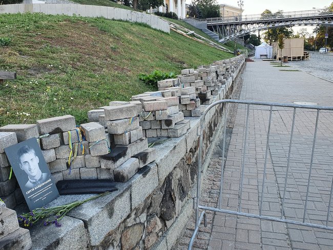 На Алеї Героїв Небесної Сотні встановлюють декорації посеред меморіалу. Виглядає гидко. Очі розстріляних зазирають у радянську хрущовку, - Кутєпов 05