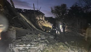 Росія вдарила по Запоріжжю: з-під завалів зруйнованого будинку дістали тіла двох жінок. ВІДЕО+ФОТОрепортаж