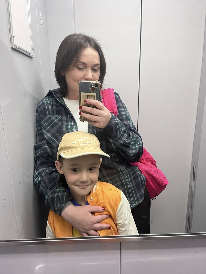 Невідомий вистрілив в авто ветеранки Дворецької у Києві
