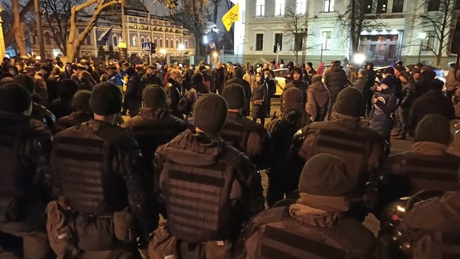 Під офісом Зеленського у Києві відбувається акція протесту проти вироку Стерненку, почалися сутички з правоохоронцями 03