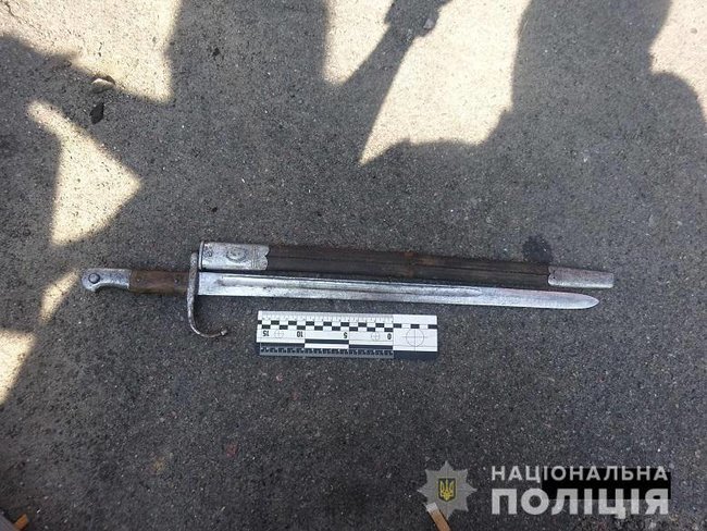 Поліцейські затримали киянина зі штик-ножем 02