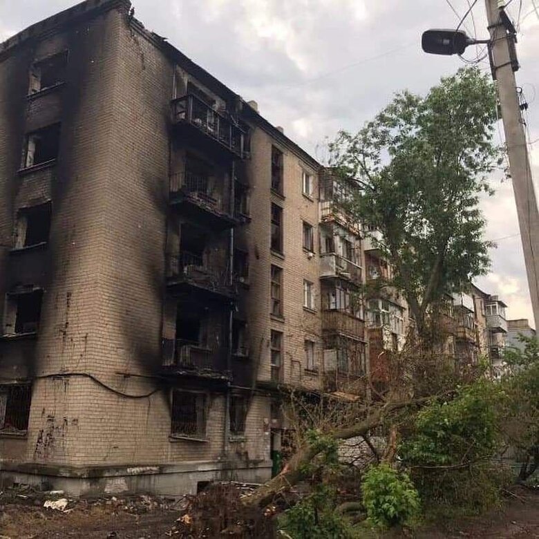 Россияне непрерывно обстреливают Луганщину. Только в одной многоэтажке Северодонецка 4 погибших 03