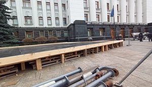 Под Офисом Президента начали устанавливать каток. ФОТОрепортаж