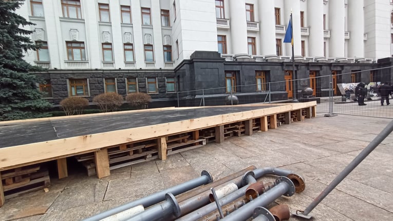 Под Офисом Президента начали устанавливать каток 06
