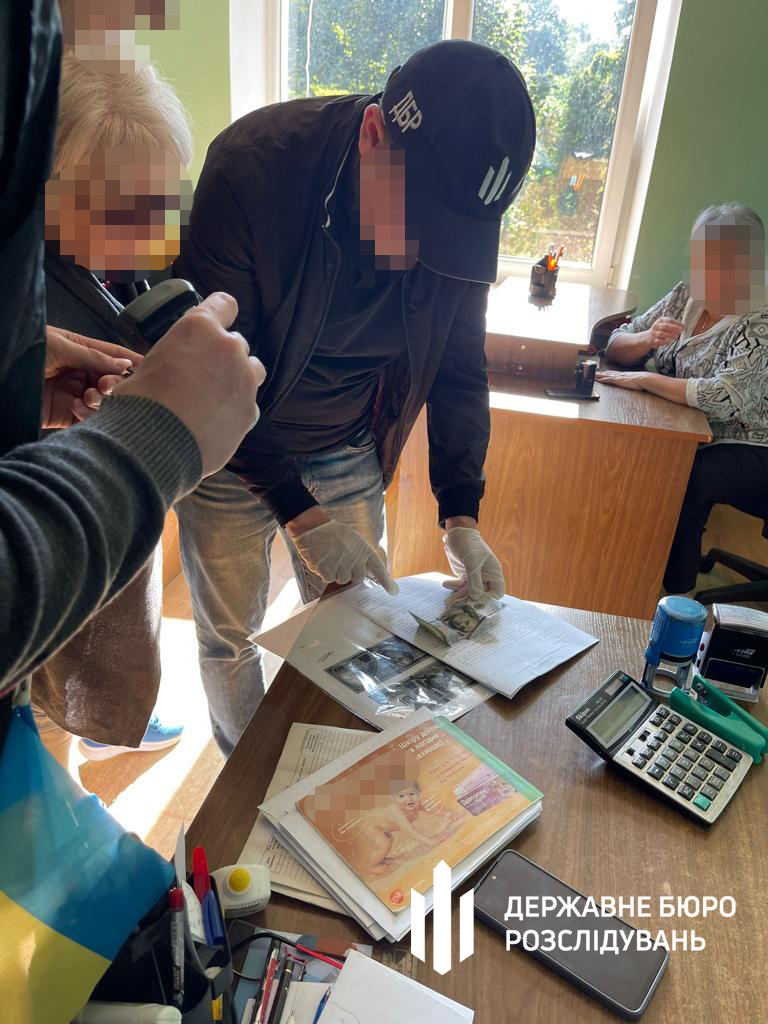 Затримано посадовців МСЕК та міської лікарні, які вимагали гроші у військового. Заступниця голови лікарської комісії намагалася з’їсти хабар, - ДБР 02