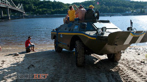 Шведские болельщики на Трухановом разъезжают на БТРе и пьют алкоголь из ведер. ФОТОрепортаж+ВИДЕО