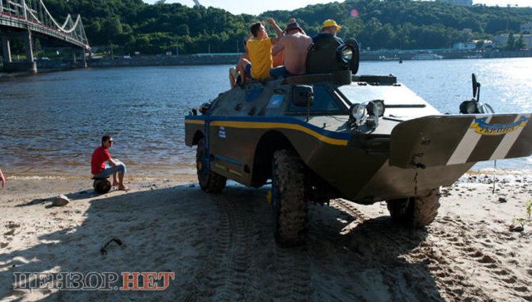 Шведские болельщики на Трухановом разъезжают на БТРе и пьют алкоголь из ведер. ФОТОрепортаж+ВИДЕО