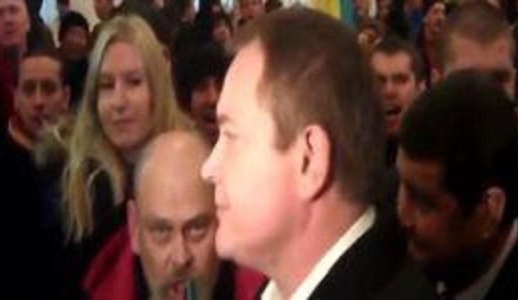 Колесниченко явился в КГГА рассказать митингующим о нарушении закона. Едва не случилось беды.... ВИДЕО (Обновлено)