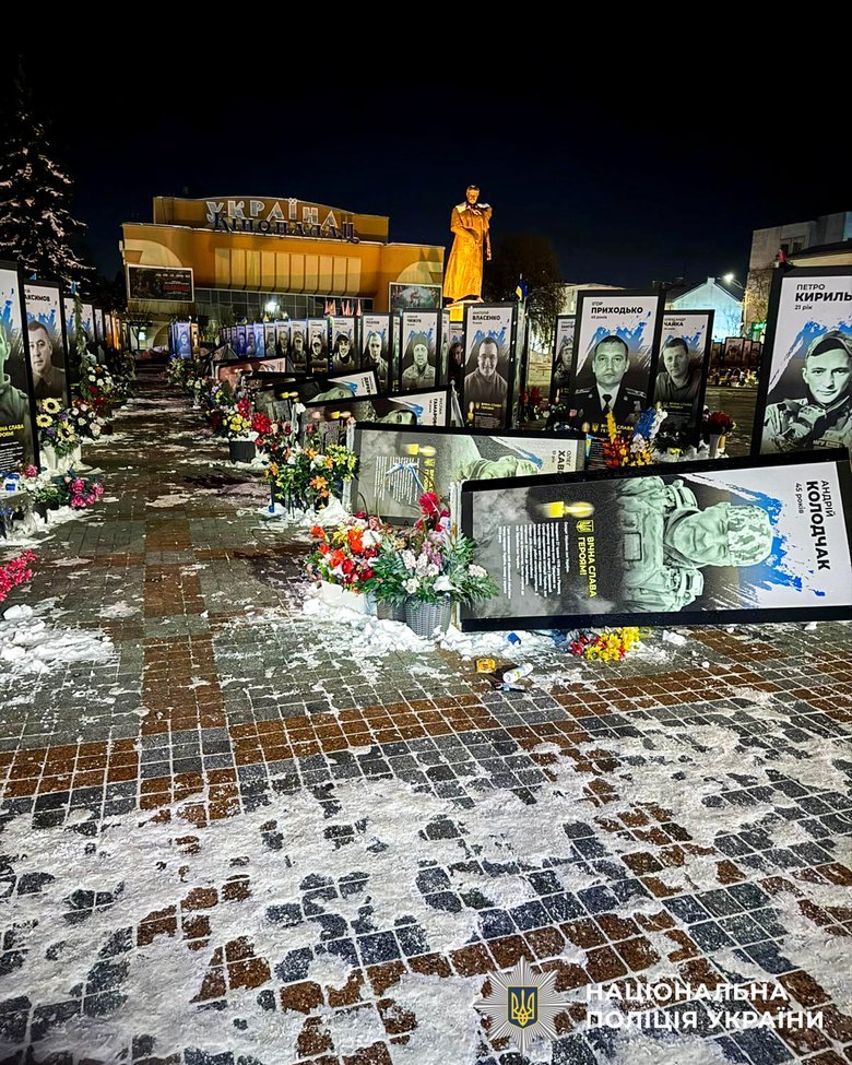 Жінка повалила портрети загиблих Героїв у Рівному