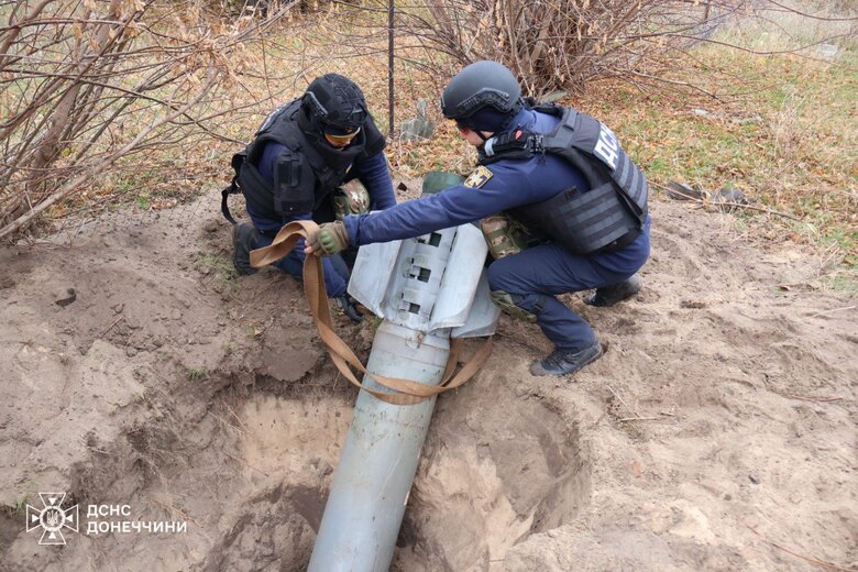 Сапери вилучили фрагмент "Смерча" з подвір'я на Донеччині