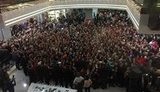 "Висіли на всіх поверхах і перилах": фанати українського серіалу "Школа" заполонили ТЦ "Гулівер", чекаючи на зустріч з акторами. ФОТО