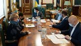 Зеленский поручил активизировать информкампанию о важности вакцинации от COVID-19