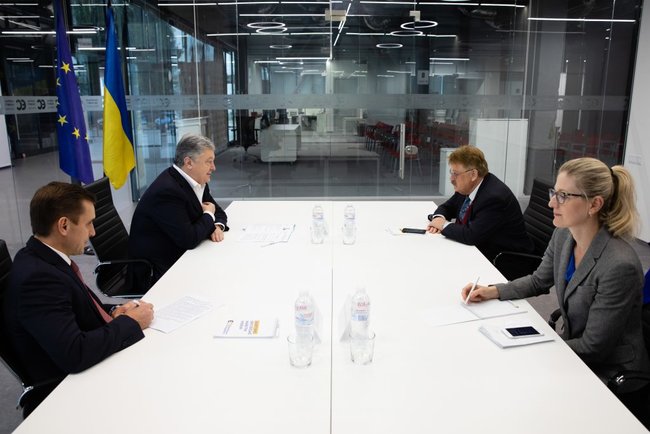 Порошенко встретился со спецсоветником президента Еврокомиссии Броком: Подтверждено, что санкции против России должны сохраняться до выполнения Минска 02