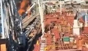 Вибухи та детонація: атака українських морських дронів на порт у Туапсе РФ. ВIДЕО
