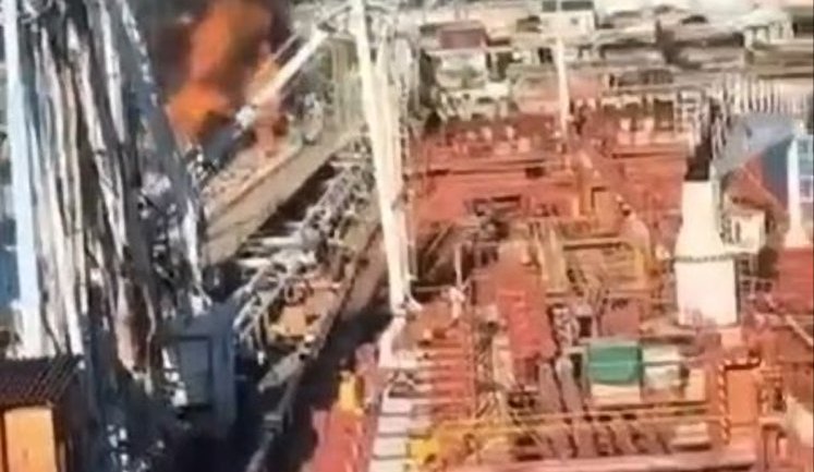 Вибухи та детонація: атака українських морських дронів на порт у Туапсе РФ. ВIДЕО