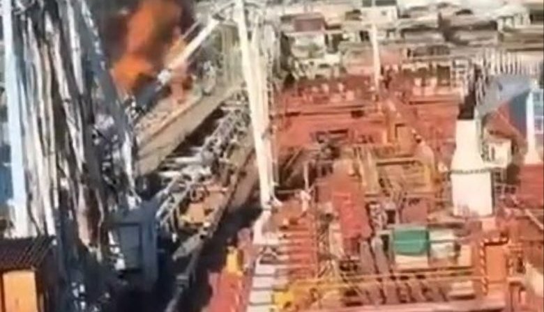 Взрывы и детонация: атака украинских морских дронов на порт в Туапсе РФ. ВИДЕО