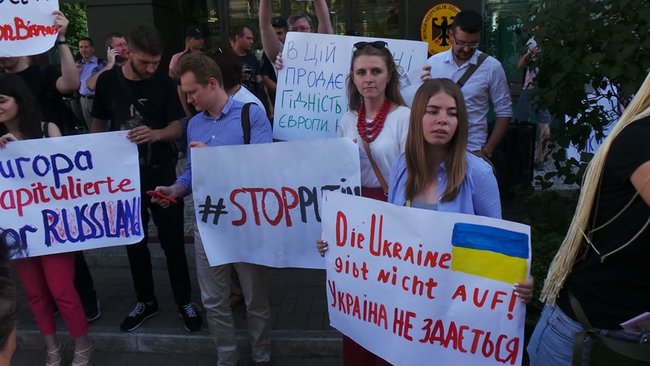Страсбург-2019 = Мюнхен-1938 - активісти в Києві пікетували посольства країн, делегації яких повернули РФ в ПАРЄ 03