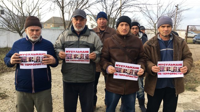 Мусульмани не терористи, - в окупованому Криму відбувається флешмоб на підтримку засуджених у справі Хізб ут-Тахрір кримських татар 09