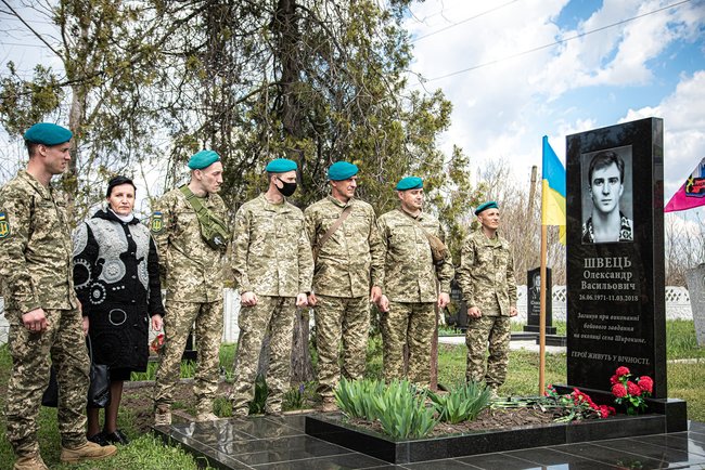 Меморіальну дошку загиблому на Донбасі морпіху 36-ї ОБрМП Олександру Швецю відкрили в Олександрії 30
