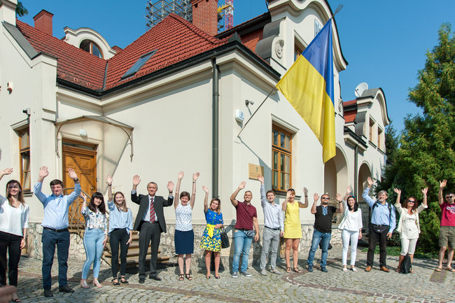 В Кракове развернули огромный флаг Украины 04