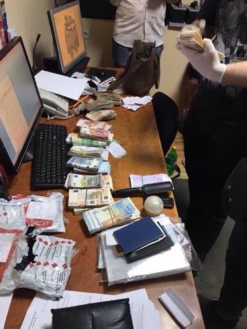 Буковинские чиновники крышевали вывод валюты из страны, - СБУ 04
