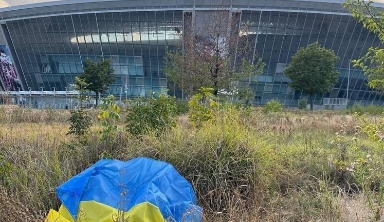Патриоты развернули флаг Украины возле "Донбасс Арены" в честь Дня защитников и защитниц. ФОТОрепортаж