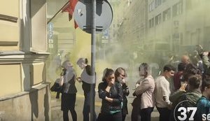 Посольство України в Москві закидали фаєрами та листівками. ВІДЕО