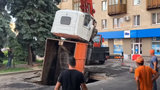 Вантажівка провалилася під асфальт у центрі Житомира. ВIДЕО