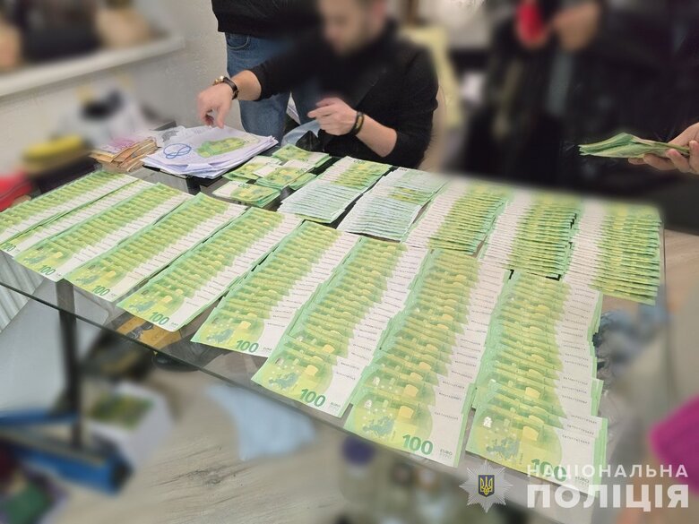 У Києві Нацполіція перекрила контрабандний канал постачання кокаїну