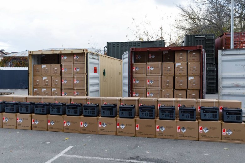 Порошенко передал партию помощи на фронт для Сил поддержки