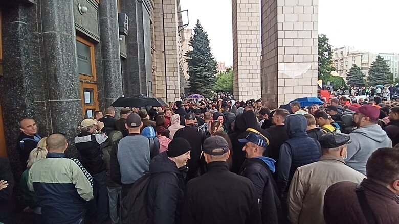 Понад 1200 українців стоять у черзі за маркою Русскій воєнний корабль… ВСЬО! 13