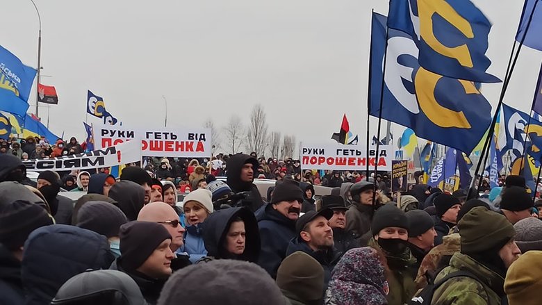 Прихильники Порошенка зібралися біля аеропорту Київ 15