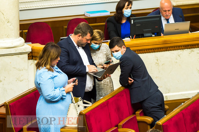 Ківа і сторіз оголених дівчат, Яценко в гостях у слуг народу і Куницький, який шепоче на вухо Забуранній, - робота ВР 15 вересня 14