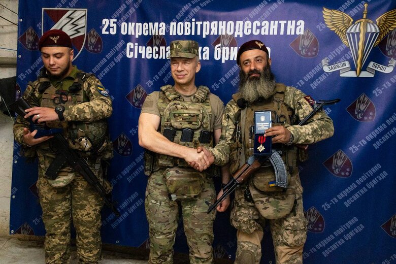 Сирський відвідав воїнів на передовій
