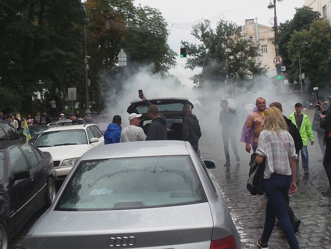 Owners of foreign-registered cars block Kyiv’s government quarter: We demand affordable customs clearance 04